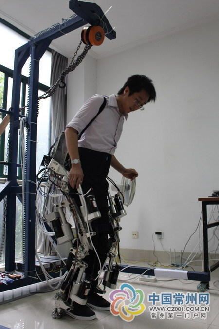 国内研制的外骨骼机器人