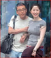 (<em>窦文涛</em>与<em>女友</em>挽手,十分亲昵)