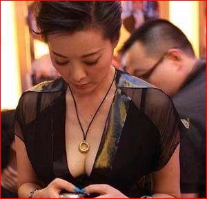 <em>袁立</em>低胸黑衣半露<em>性感</em>酥胸 图,娱乐频道,3G门