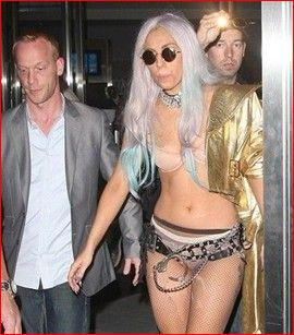 ladygaga内衣外<em>穿短裤</em>挂手铐