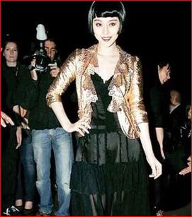 将焦点集中在研究这几位女星到底穿了什么样的