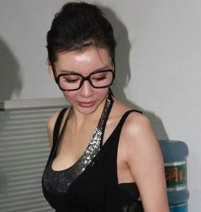 巩新亮晒胸露肩带,遭导演偷瞄