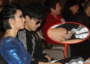 <em>张杰</em>出席活动<em>戴墨镜</em>玩手机 图,娱乐频道,3G门