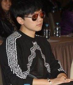 <em>张杰</em>出席活动<em>戴墨镜</em>玩手机 图,娱乐频道,3G门