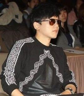 <em>张杰</em>出席活动<em>戴墨镜</em>玩手机 图,娱乐频道,3G门