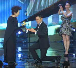 刘德华下跪为影后叶德娴颁奖