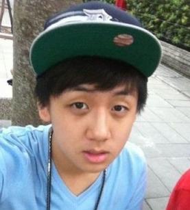 <em>高凌风</em>13岁帅气<em>儿子</em>卖萌自拍