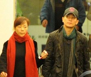 保剑锋与妻子去聚餐