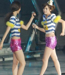 <em>少女时代</em>穿性感<em>热裤</em>大秀长腿