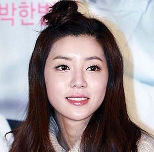 <em>se7en女友</em>朴寒星甜美现身图