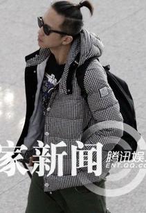 凸显了又光又亮的大额头