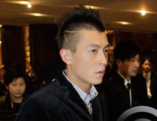 陈冠希潮发型亮相,李宇春红袄