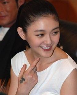 小s脚踩大s脑袋+姐妹秀纹身