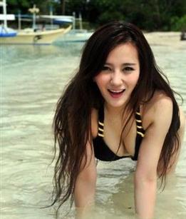 <em>漂亮女主播</em>风骚脱衣上杂志图