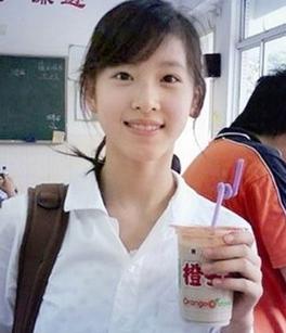 <em>奶茶妹妹</em>清华报到,清纯遭围堵