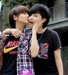 快女<em>苏妙玲</em>与<em>女友</em>亲吻照曝光