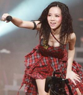 邓紫棋大跳钢管舞,穿黑丝自摸