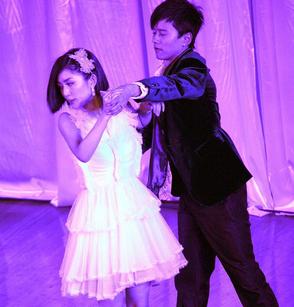 张杰谢娜晚宴亲吻热舞秀恩爱