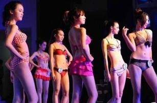 13岁<em>小萝莉穿内衣</em>走秀遭批 图,娱乐频道,3G门