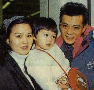 黄日华买花哄老婆十指紧扣图