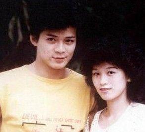 黄日华买花哄老婆十指紧扣图