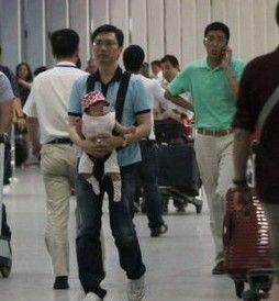 李念现身老公抱女儿照曝光图