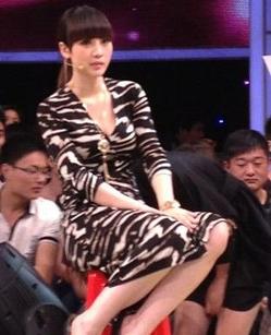 柳岩当众脱鞋与郭德纲比身高