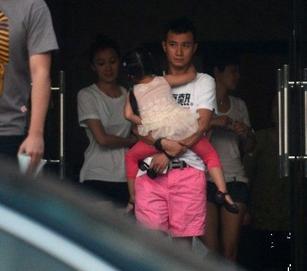 文章马伊俐抱女儿会友吃饭图