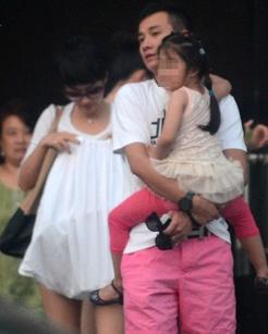 <em>文章马伊俐</em>抱<em>女儿</em>会友吃饭 图,重庆,3G门户