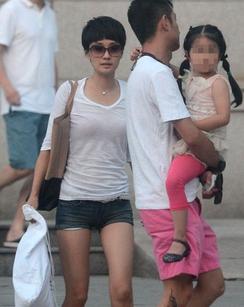 <em>文章马伊俐</em>抱<em>女儿</em>会友吃饭图