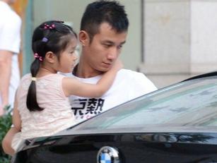 文章马伊俐抱女儿会友吃饭图