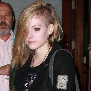 艾薇儿外出晚餐新发型显妩媚