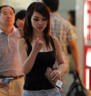 柳岩素颜双峰荡漾引大叔侧目
