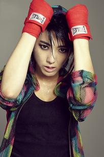 刘忻黑<em>背心皮短裤</em>玩湿身拳击