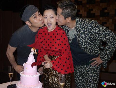 杨钰莹后台被毛宁林依轮吻脸