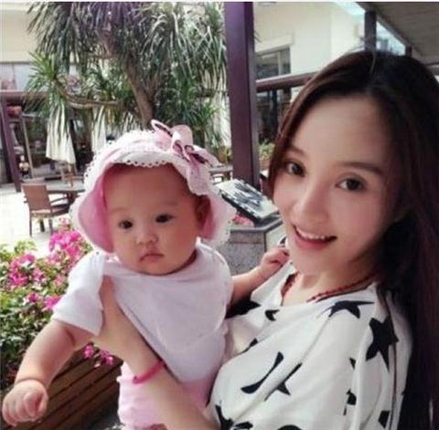 爸爸回来了的<em>李小璐女儿</em>小甜馨