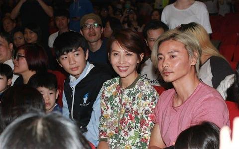 朱茵蔡少芬捧场黄贯中演唱会