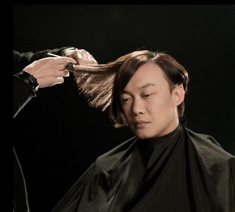 剪掉泡面头!天王<em>陈奕迅</em>新<em>发型</em>