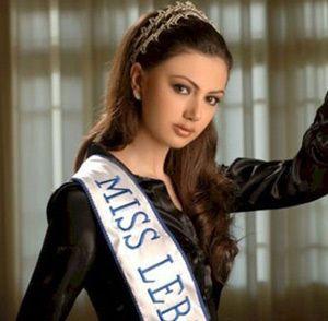 <em>中东美女</em>撩起面纱,竟如此美艳