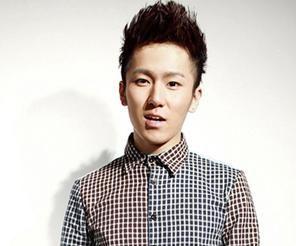 短发发型,两边推剪干净的鬓角