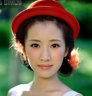 露额头光洁盘发,长脸的女生适合多种发型