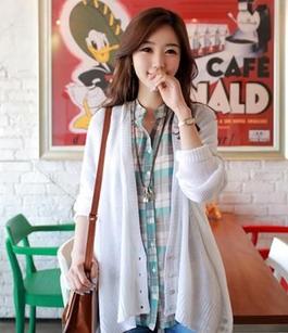 选择<em>白色针织开衫</em>和牛仔裤来<em>搭配</em>