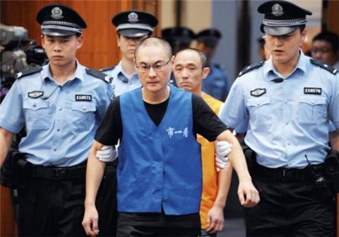 摔女童嫌犯<em>女友</em>:不在乎,会等他