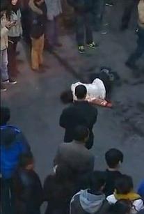 实拍:女子被捅20多刀浑身是血