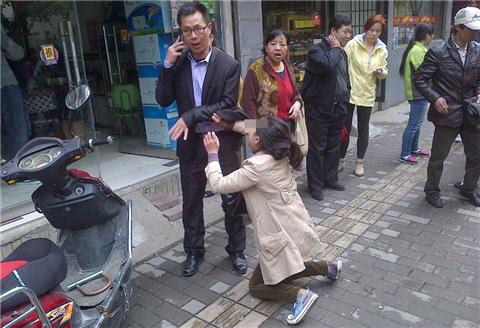 行窃女子跪在地上