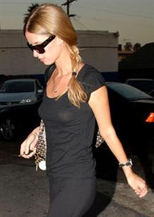 姐妹俩似乎都有不<em>戴胸罩</em>