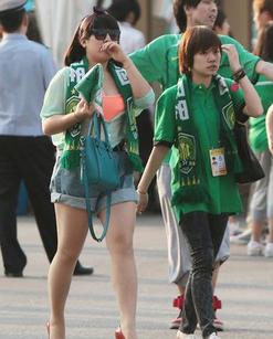 <em>长腿美女穿超短裤</em>助威国安图