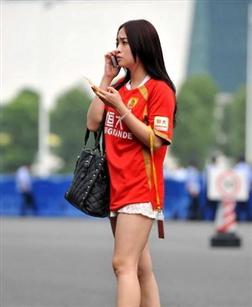 <em>恒大女球迷</em>与日本球迷合照