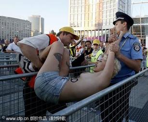 3裸女再抗议欧洲杯遭狂抓<em>乳图</em> ,重庆,3G门户