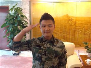 霸气!鲍春来陈一冰军装照曝光(全文)_网易体育